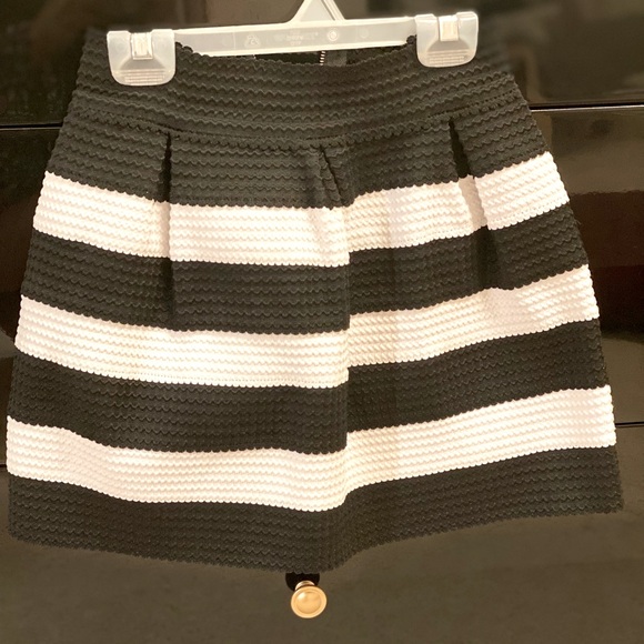 Black and white Skirts - Picture 3 of 7